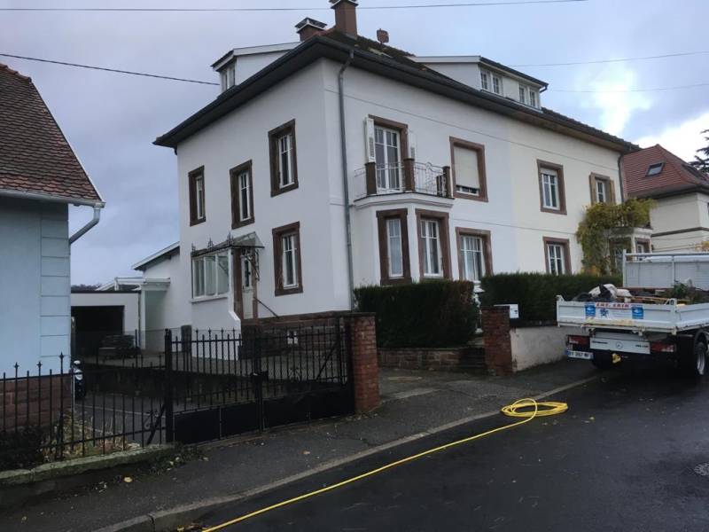 Réalisation d’un crépi de fond et finition avec un crépi teinté dans la masse à Saverne